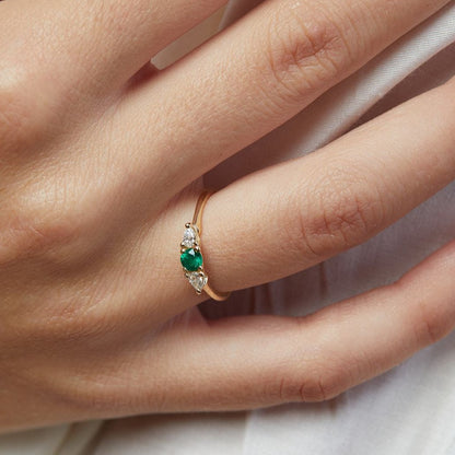 Versailles ring with an emerald stone and drop-cut lab diamonds