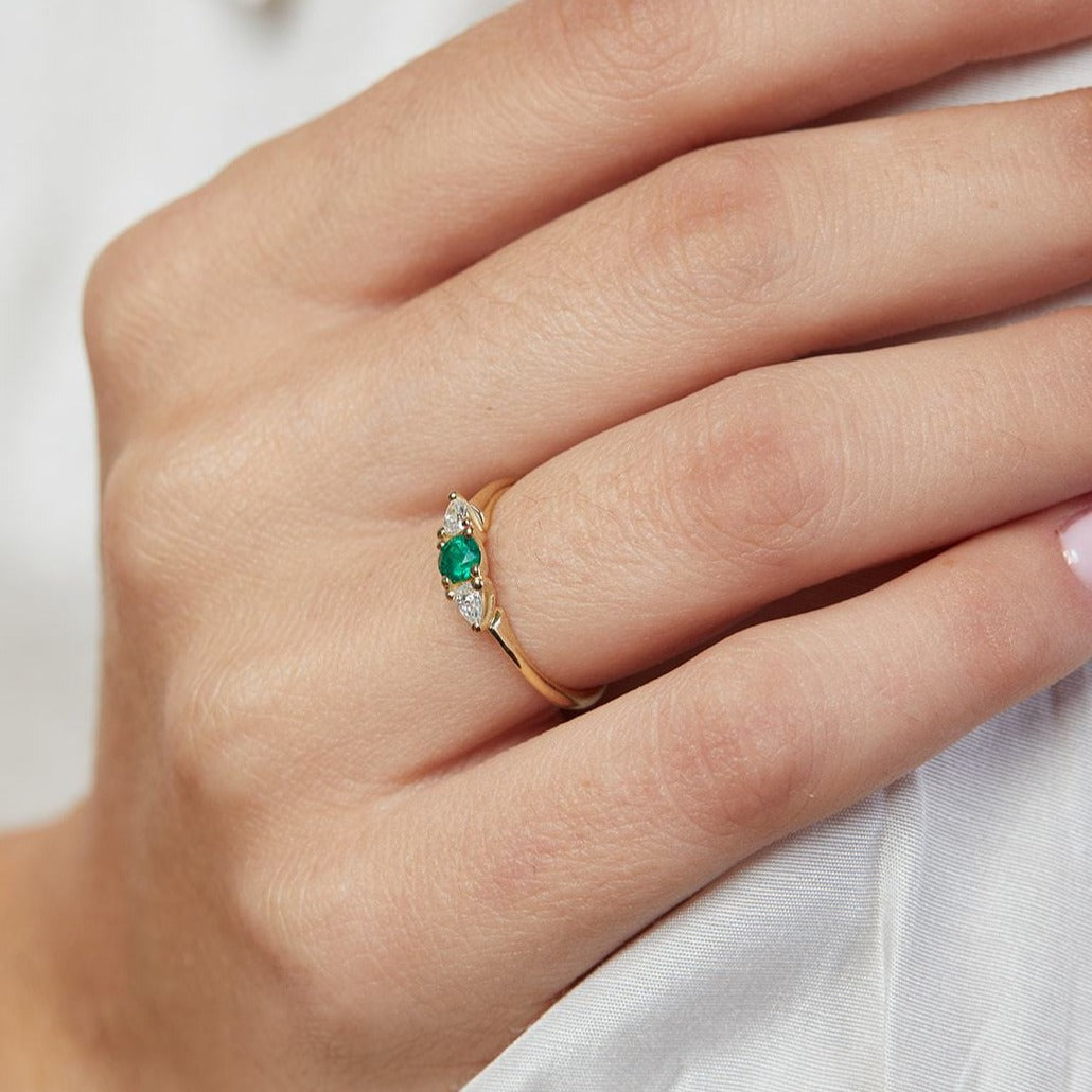 Versailles ring with an emerald stone and drop-cut lab diamonds