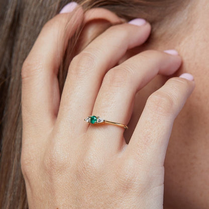 Versailles ring with an emerald stone and drop-cut lab diamonds