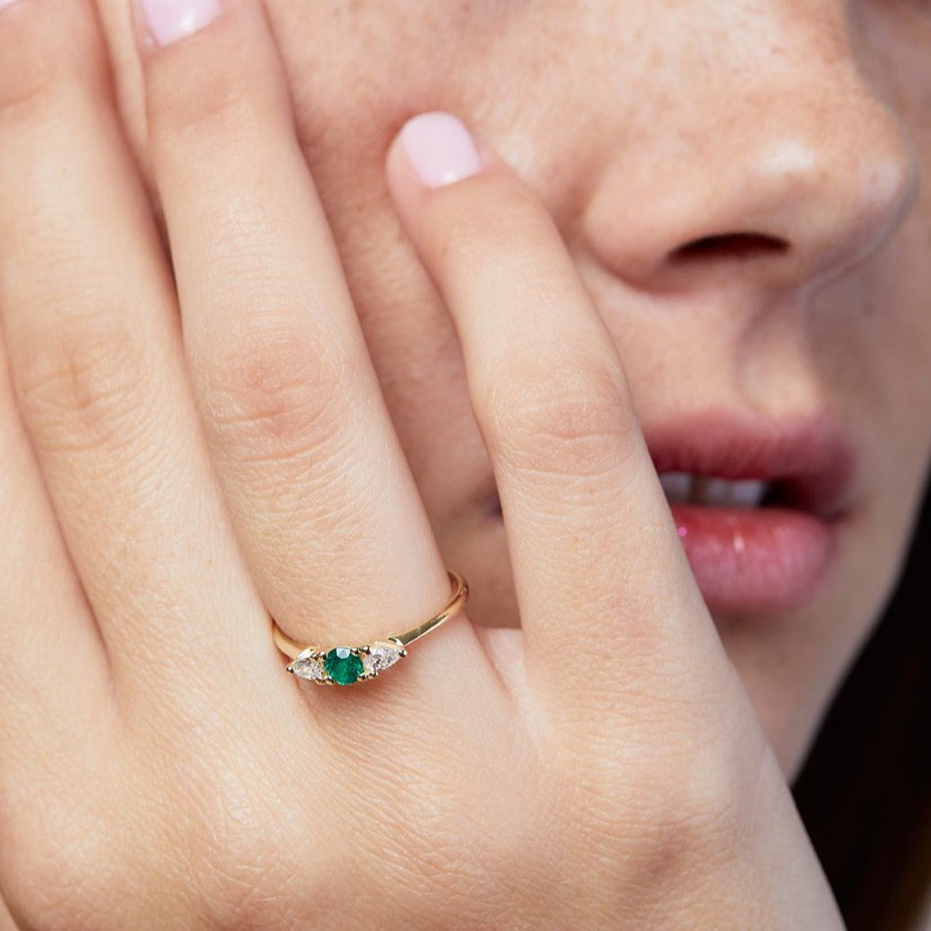 Versailles ring with an emerald stone and drop-cut lab diamonds