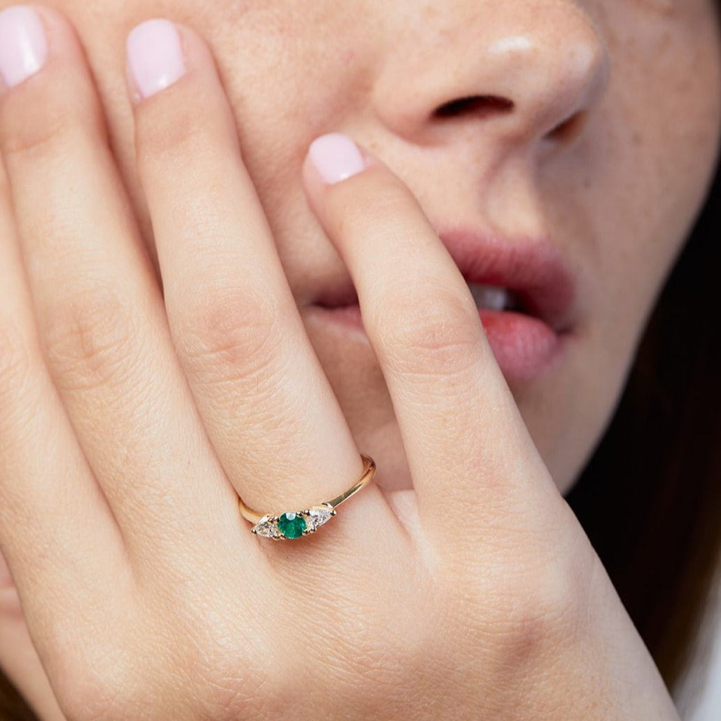 Versailles ring with an emerald stone and drop-cut lab diamonds