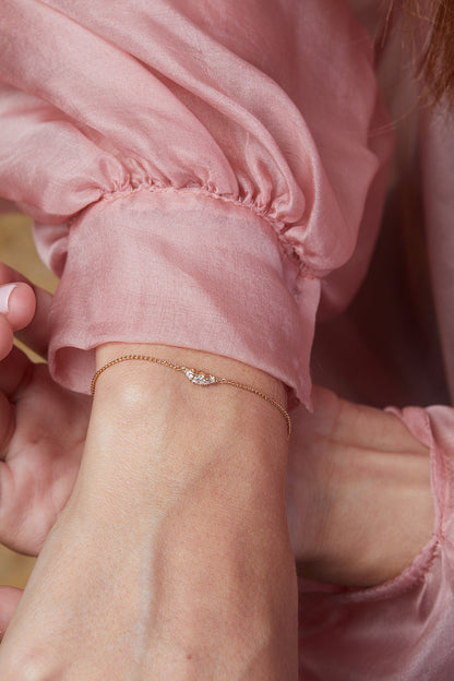 Anemone bracelet with natural diamonds