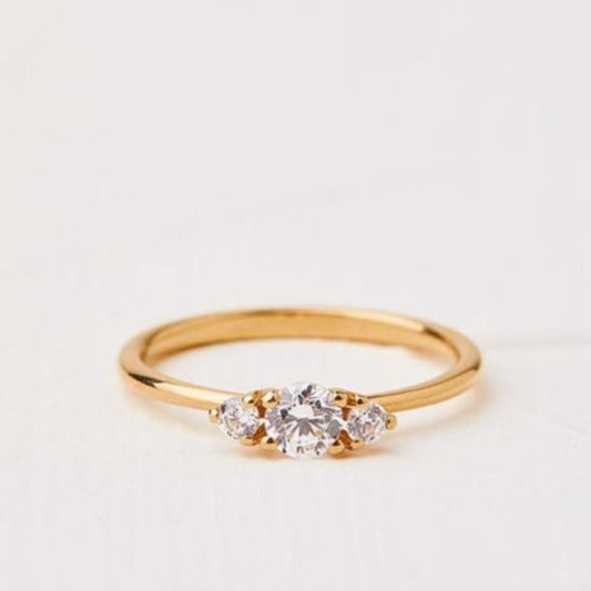 טבעת טוליפ משובצת יהלומים טבעיים