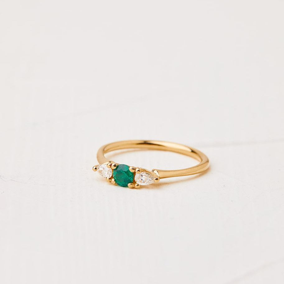 Versailles ring with an emerald stone and drop-cut lab diamonds