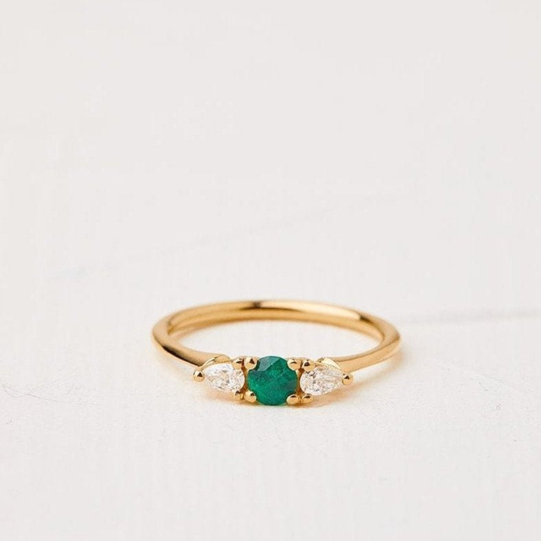 Versailles ring with an emerald stone and drop-cut lab diamonds