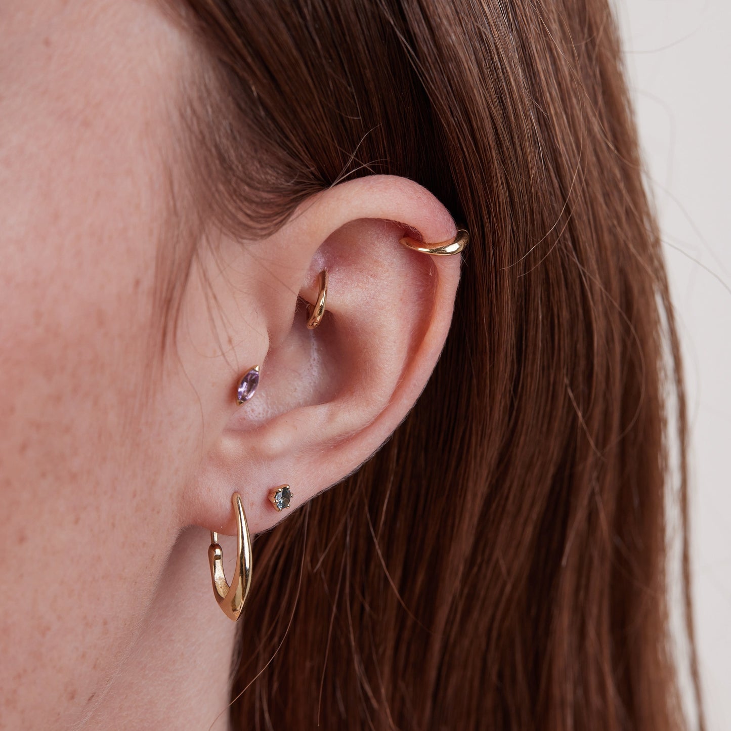 Flower piercing with a round stone