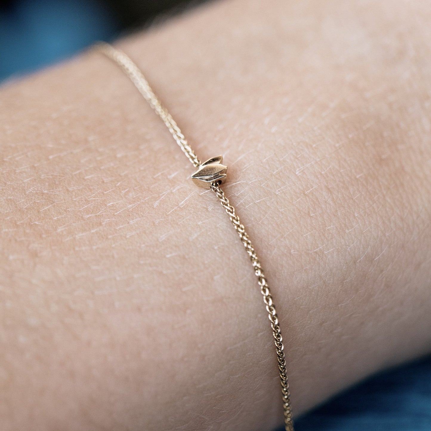 Gold bracelet with cyclamen pendant