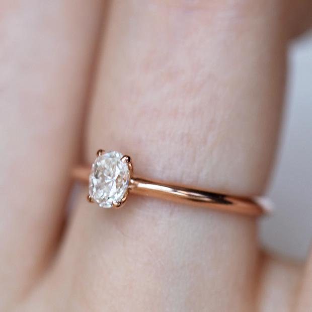 Norit ring with an oval diamond