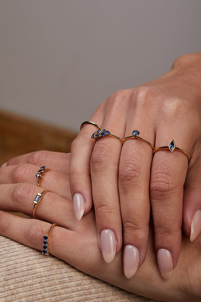 Vintage gold ring with four blue sapphires