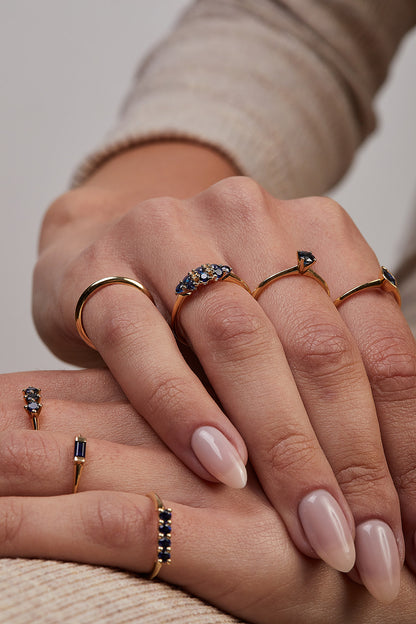 Vintage gold ring with four blue sapphires