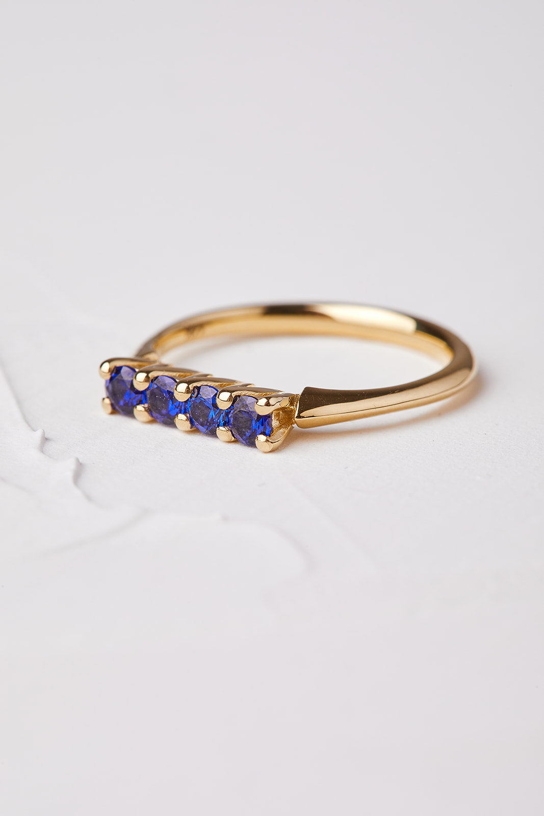 Vintage gold ring with four blue sapphires