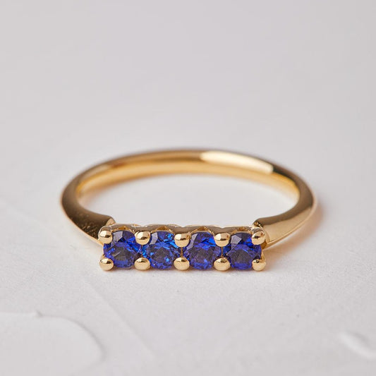 טבעת זהב וינטג' עם ארבע אבני ספיר כחולות