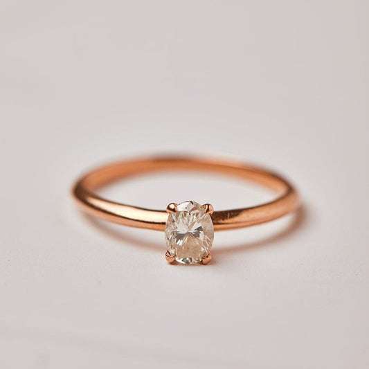 טבעת נורית עם יהלום אובל