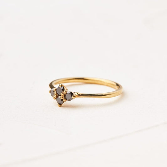 טבעת זהב משובצת יהלומים שחורים דגם תלתן