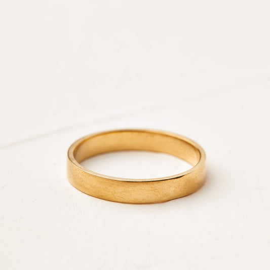 A gold wedding ring for a man, oak model