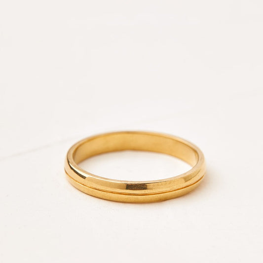 A gold wedding ring for a man, cedar model