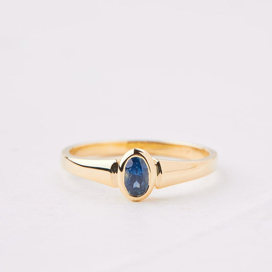 Gauguin signet ring with a blue sapphire stone