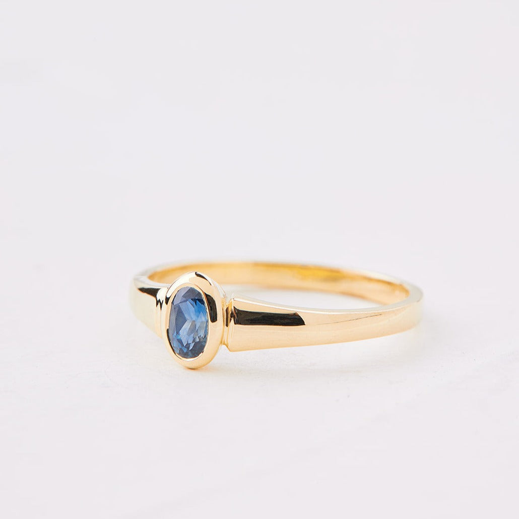 Gauguin signet ring with a blue sapphire stone