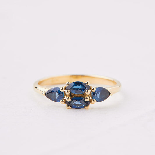 טבעת מונדריאן משובצת אבני ספיר כחול