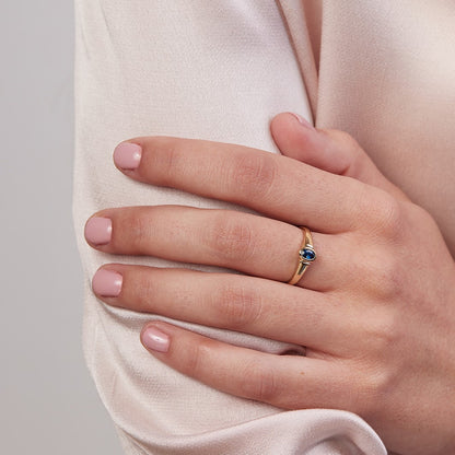 Gauguin signet ring with a blue sapphire stone