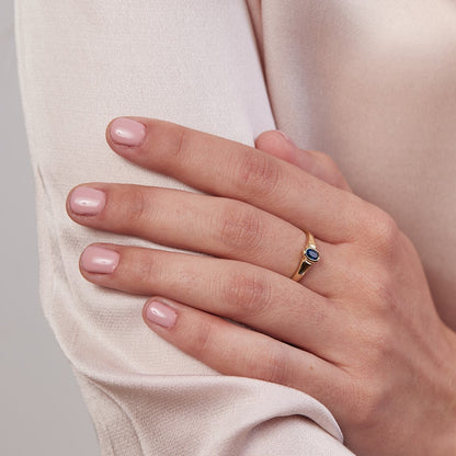 Gauguin signet ring with a blue sapphire stone