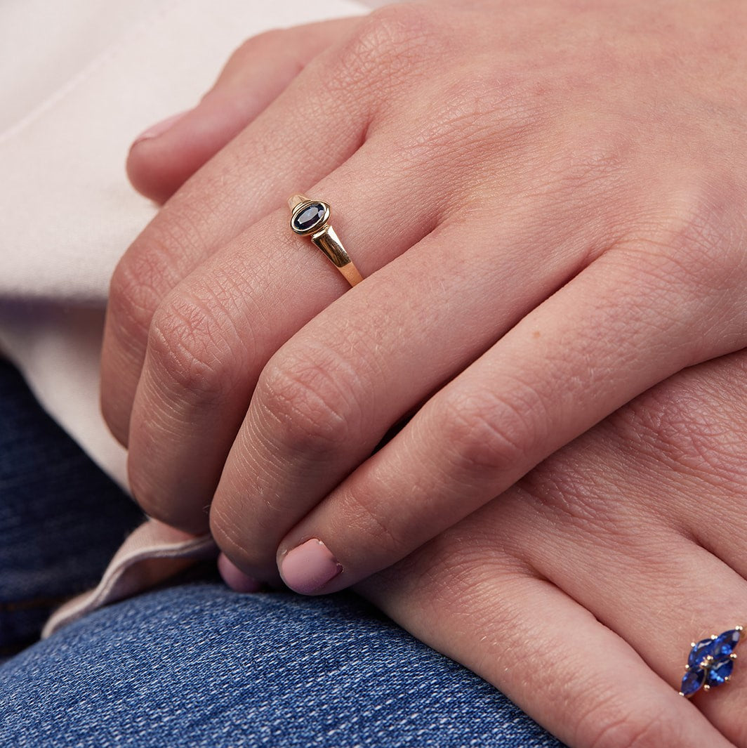 Gauguin signet ring with a blue sapphire stone